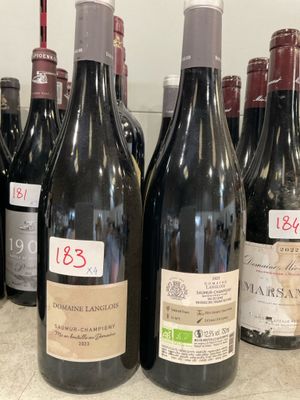 plusieurs bouteilles de vin sont alignées sur un comptoir