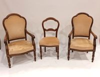 Lot de deux fauteuils et une chaise, en bois naturel, à doss…