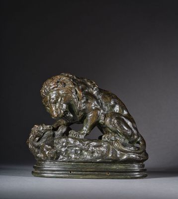une image représentant une statue en bronze d'un lion posé sur un rocher