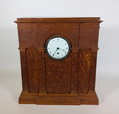 une horloge en bois posée sur une table