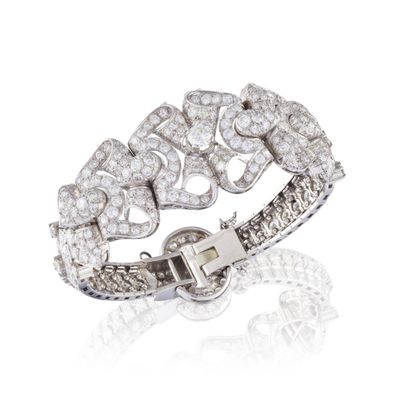 gros plan d'un bracelet en diamant sur fond blanc
