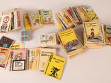 une pile de livres posée sur une table blanche, avec une paire de ciseaux