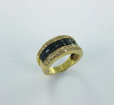 une bague en or jaune sertie de diamants noirs et blancs