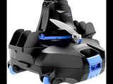 une petite voiture jouet noire et bleue sur laquelle est posé un couteau