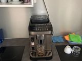 une cafetière posée sur le comptoir d'une cuisine