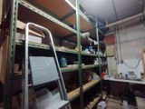 une échelle adossée au mur d'une pièce