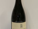 une bouteille de vin posée sur une table