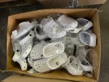 plusieurs paires de chaussures dans une boîte en carton posée sur le sol