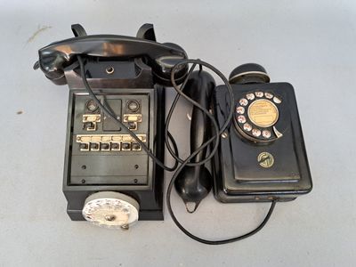 deux vieux téléphones posés l'un à côté de l'autre sur une table