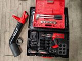 une boîte à outils rouge avec des outils sur le sol