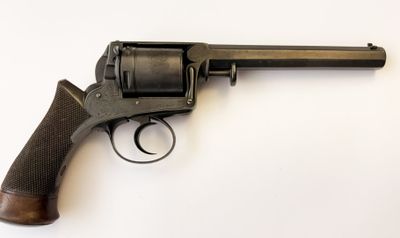 gros plan d'un revolver sur une surface blanche