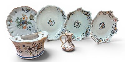Quatre assiettes, un pot à lait, un pic fleur (signé JCM), d…
