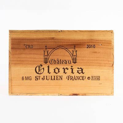 une boîte en bois avec une étiquette de vin