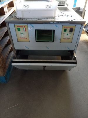 une machine placée au milieu d'une pièce