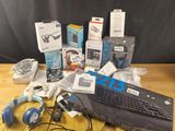 un clavier, une souris et d'autres appareils électroniques posés sur une table