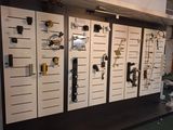 un mur sur lequel sont accrochés de nombreux outils de toutes sortes