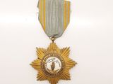 une image représentant une médaille ornée d'une étoile dorée