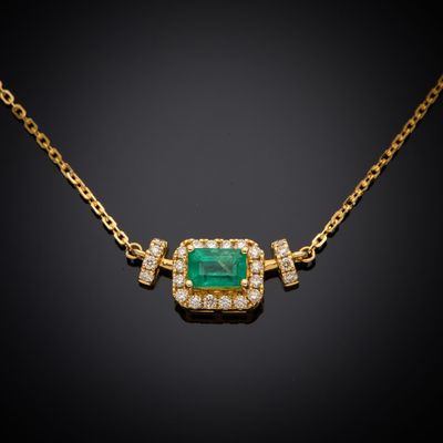 un collier d'émeraudes et de diamants sur fond noir