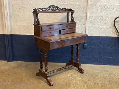 Petit bureau de dame en placage d'acajou flammé, ouvrant par…