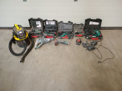 a lot of tools that are laying out on the floor