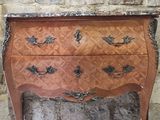 une commode en marbre dans une pièce