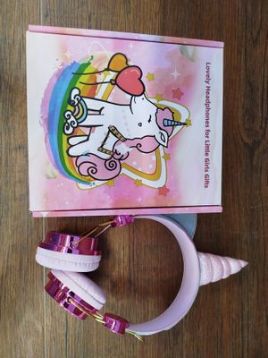 un gros plan sur un casque Hello Kitty posé dans sa boîte sur une table