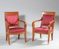 Paire de fauteuils en merisier, les accotoirs terminés en cr…