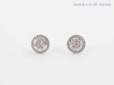 une paire de boucles d'oreilles en diamant sur fond blanc
