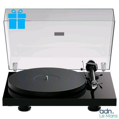 la platine est noire et est équipée d'un couvercle transparent