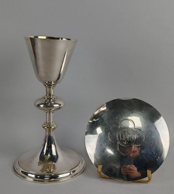 un plateau en argent avec une tasse en argent et un plateau en argent orné de l'effigie d'un homme