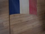 un drapeau hissé sur un mât dans une pièce