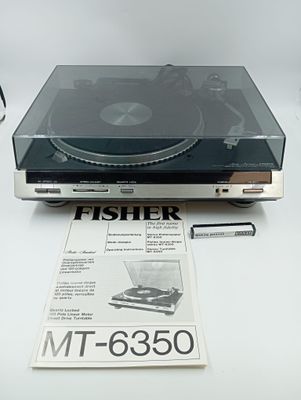 un tourne-disque posé sur un lecteur CD