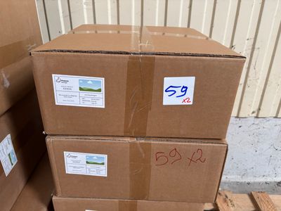 plusieurs cartons empilés les uns sur les autres sur une palette