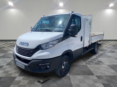 la photo d'un camion blanc garé dans une pièce