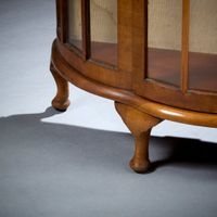Petite vitrine demi-lune en noyer et placage de noyer. (photo 3)