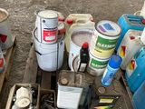 de nombreuses boîtes et récipients posés par terre les uns à côté des autres