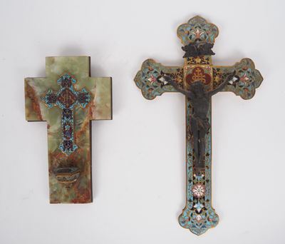 deux croix sur une surface blanche, avec une croix sur le mur