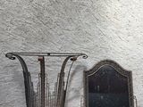 un miroir et un miroir posé sur une table près d'un mur
