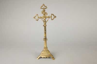 Crucifix en bronze présentant un Christ en croix avec à ses …