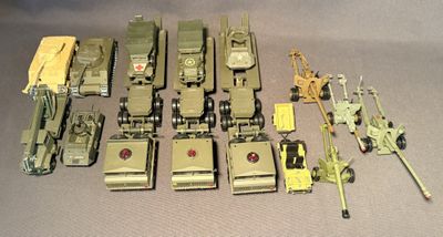 tout un tas de petits véhicules militaires miniatures posés sur une table