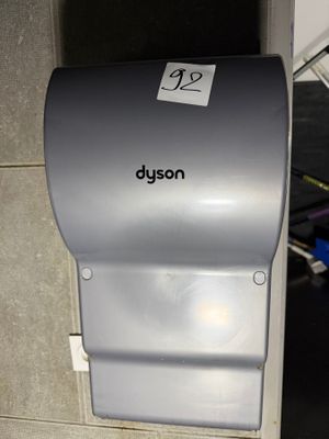 un distributeur de papier toilette fixé au mur de la salle de bains