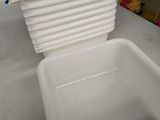 une pile de récipients en plastique blanc posée sur un plan de travail