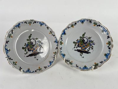 Paire d'assiettes à décor d'un bouquet garni en faïence de N…