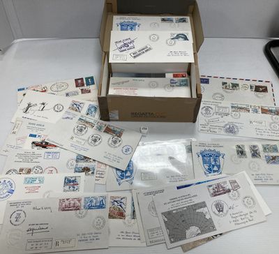 une boîte de courrier posée sur une table à côté d'un téléphone portable