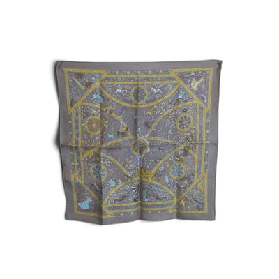 une écharpe carrée grise et jaune, ornée d'un motif floral