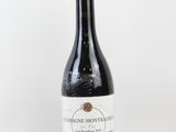 la bouteille de vin est posée sur une surface blanche