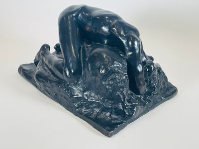 une image représentant une statue d'une femme allongée sur un rocher