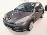une voiture grise garée dans un showroom