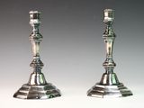 paire de chandeliers en argent sur fond blanc