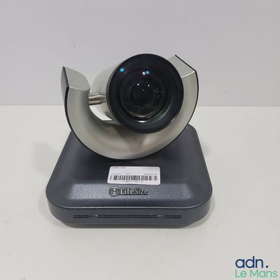 un appareil photo posé sur un trépied